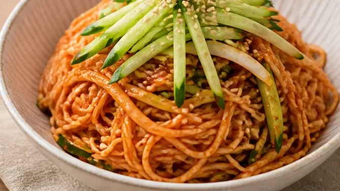 차가운 오이 비빔국수 | 얼음 없이 10분 만에 완성하는 시원한 여름 면요리