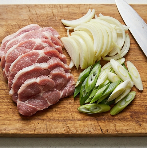 제육볶음 레시피 | 기본으로 완성되는 제육 조리 단계 1 이미지 - 돼지고기 앞다리살은 한 입 크기로 썰고, 양파는 채 썰고 대파는 어슷하게