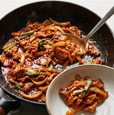 제육볶음 레시피 | 기본으로 완성되는 제육 조리 단계 5 이미지 - 모든 재료가 익으면 불을 끄고 참기름을 둘러 섞은 뒤, 접시에 옮긴다.