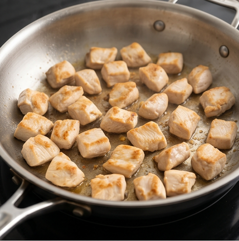 치킨 살사 퀘사디아 | 멕시코 풍미 요리 조리 단계 2 이미지 - 달군 팬에 닭가슴살을 넣고 중불에서 노릇하게 굽는다.