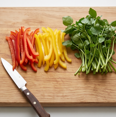 훈제오리 무쌈말이 | 알록달록 눈이 즐거운 레시피 조리 단계 2 이미지 - 파프리카는 쌈무 길이에 맞춰 얇게 채 썰고, 무순은 깨끗이 씻어 물기를 