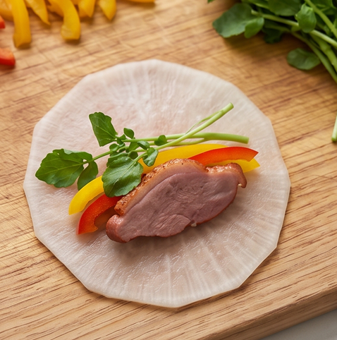 훈제오리 무쌈말이 | 알록달록 눈이 즐거운 레시피 조리 단계 3 이미지 - 쌈무 한 장을 도마에 펼치고 구운 오리, 파프리카, 무순을 가지런히 올린