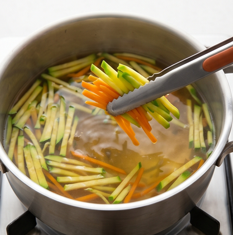 동전육수 잔치국수 | 10분만에 완성하는 기본국수 조리 단계 3 이미지 - 끓는 국물에 채썬 애호박과 당근을 넣고 1분간 데친 후 건져내어 따로 둡