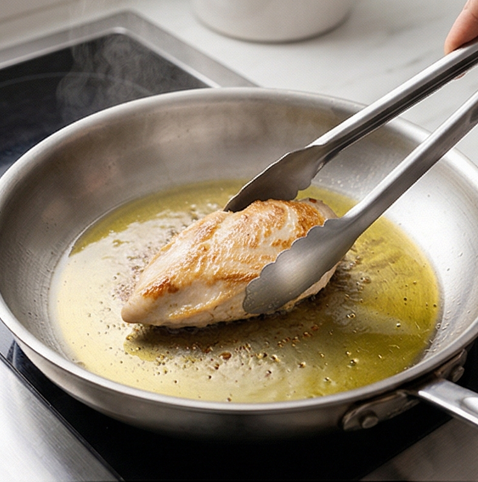 닭가슴살 크루통 시저 샐러드 | 셀러드로 만드는 완전 식품 조리 단계 2 이미지 - 팬에 올리브유를 두르고 중불에서 닭가슴살을 앞뒤로 3~4분씩 노릇하게 굽