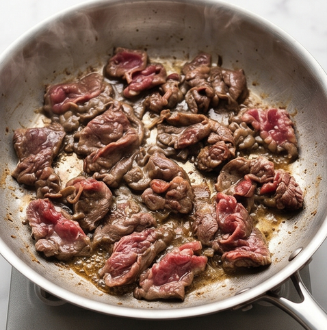 비프 머쉬룸 퀘사디아 | 치즈와 또띠야로 만드는 레시피 조리 단계 3 이미지 - 같은 팬에 양념한 소고기를 넣고 센 불에서 고기가 익을 때까지 바싹 볶는