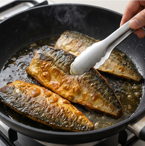 카레 고등어 구이 | 색다른 풍미 고등어 구이 조리 단계 5 이미지 - 고등어를 뒤집어 나머지 면도 3분간 더 구워 바삭하게 만든다.