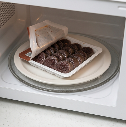 Buldak Sundae Bokkeum | 불닭 순대 볶음 조리 단계 1 이미지 - Slightly open the sundae package and mic