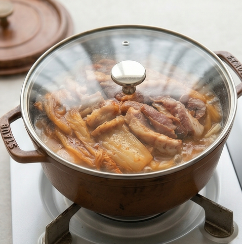 항정김치찜 | 고기 반 김치 반 입안에서 살살 녹는 김치찜 레시피 조리 단계 4 이미지 - 뚜껑을 덮고 강불에서 끓이다가 끓기 시작하면 중약불로 줄여 25분간 김치