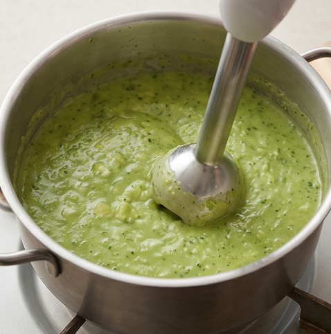 브로콜리 크림 스프 | 마음까지 힐링되는 스프 조리 단계 4 이미지 - 채소가 부드럽게 익으면 믹서나 핸드블렌더로 곱게 간다.
