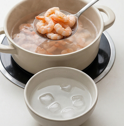새우 아시안 샐러드 조리 단계 3 이미지 - 냄비에 물을 끓인 후 새우를 넣고 겉면이 분홍색으로 변할 때까지 1~2분