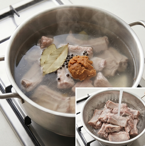 돼지갈비찜 | 매콤하고 선명하게 만드는 법 조리 단계 2 이미지 - 냄비에 물을 끓이고 월계수 잎, 통후추, 된장, 소주를 넣어 갈비를 10