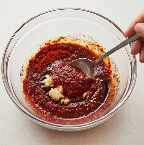 돼지갈비찜 | 매콤하고 선명하게 만드는 법 조리 단계 3 이미지 - 볼에 고춧가루, 진간장, 고추장, 다진 마늘, 설탕, 올리고당, 맛술, 