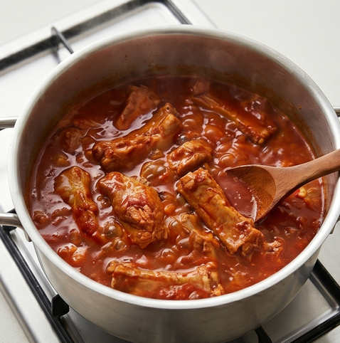 돼지갈비찜 | 매콤하고 선명하게 만드는 법 조리 단계 4 이미지 - 냄비에 손질한 갈비, 양념장, 물 500ml를 넣고 센 불에 끓이다가 끓