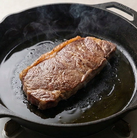 설로인 스테이크 조리 단계 3 이미지 - 팬을 센 불로 예열한 뒤 올리브유를 두르고 스테이크를 올려 한 면당 2~