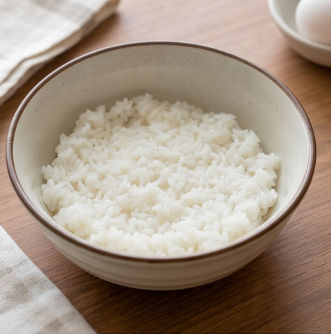 전자레인지 간장 계란밥 | 바쁜 시간, 빠르게 완성하는 레시피 조리 단계 1 이미지 - 내열 용기에 밥 1공기를 평평하게 담는다.