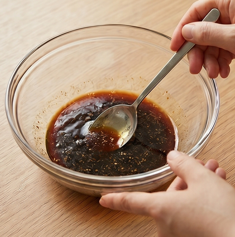 간장 비빔국수 | 아이들이 좋아하는 감칠맛 레시피 조리 단계 3 이미지 - 볼에 진간장, 설탕, 참기름, 미원 한 꼬집을 모두 넣고 설탕이 녹을 때
