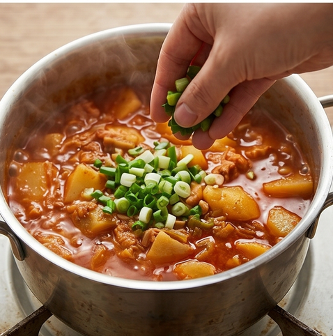 스팸 감자 짜글이 | 밥도둑 대장 조리 단계 5 이미지 - 중불에서 감자가 익도록 15~20분 끓이고, 마지막에 대파를 넣어 한 번