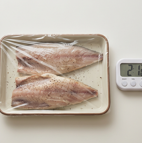 고등어 구이 | 단백하게 고등어 굽는법 조리 단계 3 이미지 - 양념한 고등어를 10분간 그대로 두어 간이 배이게 한다.