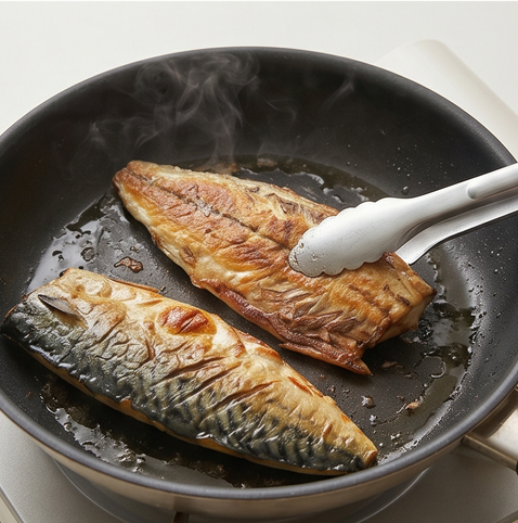 고등어 구이 | 단백하게 고등어 굽는법 조리 단계 5 이미지 - 고등어 껍질이 노릇해지면 뒤집어 반대쪽도 익혀 속살까지 완전히 익힌다.