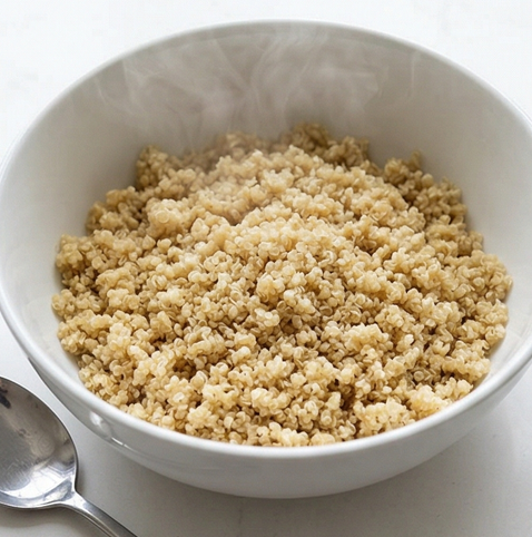 퀴노아 슈퍼푸드 샐러드 | 식이섬유 식물성 단백질 조리 단계 3 이미지 - 익힌 퀴노아를 넓은 볼에 펼쳐 식힙니다. 남은 수분은 자연스럽게 날아가도