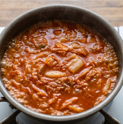 7분 완성, 감칠맛 폭발 스팸 김치찌개 조리 단계 5 이미지 - 불을 약하게 줄이고 1~2분간 더 끓여 국물 맛을 응축시킨다.