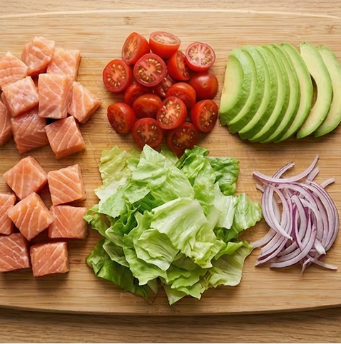 연어 아보카도 샐러드 | 단백질과 오메가 3 조리 단계 1 이미지 - 생연어는 뼈와 껍질을 제거한 뒤 2cm 두께로 큐브 모양으로 썰고, 아보