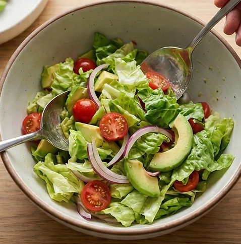 연어 아보카도 샐러드 | 단백질과 오메가 3 조리 단계 4 이미지 - 큰 볼에 양상추, 아보카도, 방울토마토, 적양파를 넣고 준비한 드레싱을 