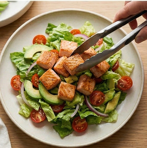 연어 아보카도 샐러드 | 단백질과 오메가 3 조리 단계 5 이미지 - 접시에 샐러드를 담고 그 위에 구운 연어 큐브를 고루 올려 마무리합니다.