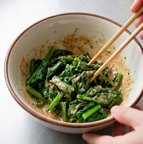 고마아에 | 일본식 시금치 무침 조리 단계 4 이미지 - 물기 뺀 시금치를 4~5cm 길이로 썰고, 볼에 담아 만든 참깨 소스를 