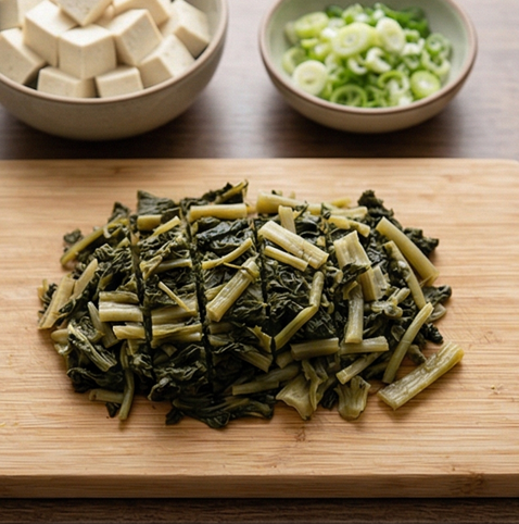 시래기 된장국 조리 단계 1 이미지 - 불린 시래기는 깨끗이 씻어 4~5cm 길이로 자르고, 두부는 1.5cm 
