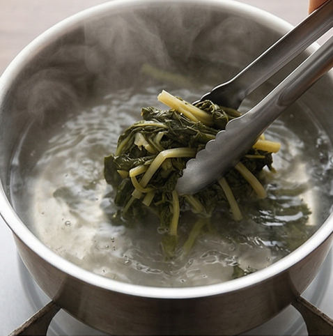 시래기 된장국 조리 단계 2 이미지 - 끓는 물에 시래기를 2분간 데친 후 찬물에 헹궈 물기를 꼭 짠다.