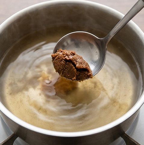 시래기 된장국 조리 단계 3 이미지 - 멸치다시마육수를 냄비에 붓고 끓으면 된장을 국자에 덜어 육수로 잘 풀어 