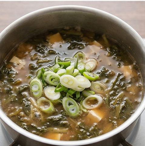 시래기 된장국 조리 단계 5 이미지 - 마지막에 대파를 넣고 한 번 더 끓이면 완성 직전의 상태가 된다.
