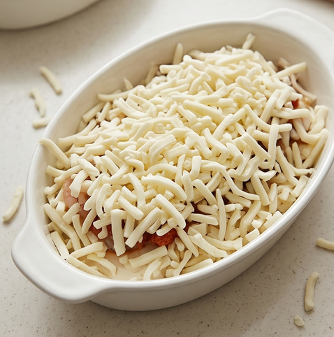 순두부 해물 그라탕 조리 단계 4 이미지 - 모짜렐라 치즈를 골고루 듬뿍 올린다.