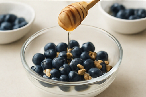 그릭요거트 블루베리 조리 단계 5 이미지 - 꿀을 골고루 뿌리고 카카오닙스를 마지막으로 올려 완성합니다.