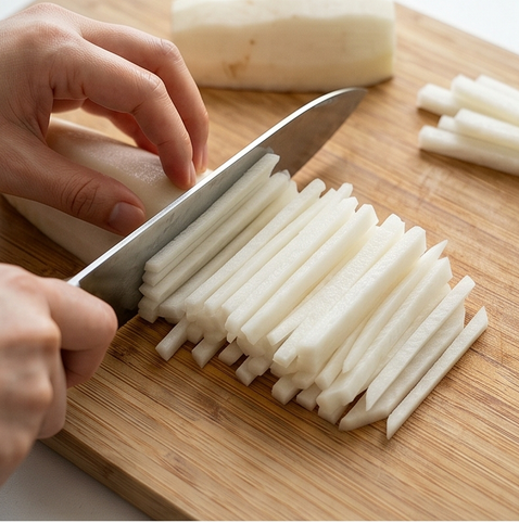 무생채 조리 단계 1 이미지 - 무는 껍질을 벗기고 5cm 길이로 곱게 채를 썬다.