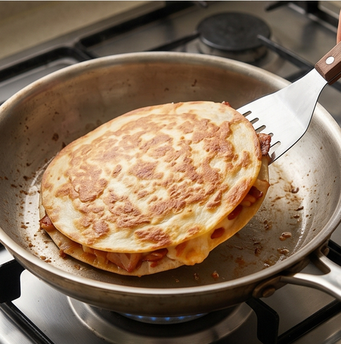 베이컨 김치 퀘사디아 | 또띠아 김치 조합 조리 단계 5 이미지 - 약불에 달군 팬에 퀘사디아를 올려 양면이 노릇하게 구워질 때까지 굽는다.