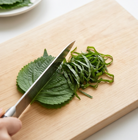 방울 토마토 오이 샐러드 | 라이코펜 흡수율 도움주는 샐러드 조리 단계 3 이미지 - 깻잎을 깨끗이 씻어 물기를 제거한 후, 곱게 다진다.