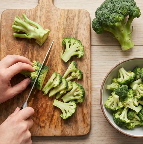 브로콜리 치즈 구이 | 에어프라이어 맥주 안주 조리 단계 1 이미지 - 브로콜리의 줄기와 잎을 제거하고 송이를 깨끗이 씻은 뒤, 얇게 슬라이스하