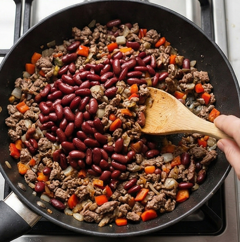 비프 부리또 조리 단계 3 이미지 - 볶은 소고기와 채소에 강낭콩을 넣어 1분간 더 볶아 속재료를 완성합니다.
