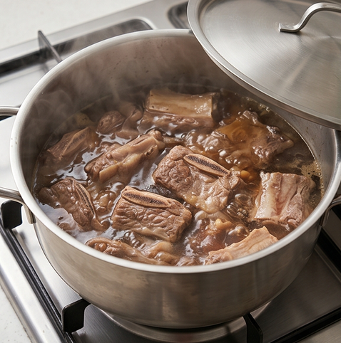 소갈비찜 | 부드럽게 만드는법 조리 단계 4 이미지 - 냄비에 깨끗이 씻은 갈비와 양념장, 물 2컵을 넣고 센 불에서 끓인다. 